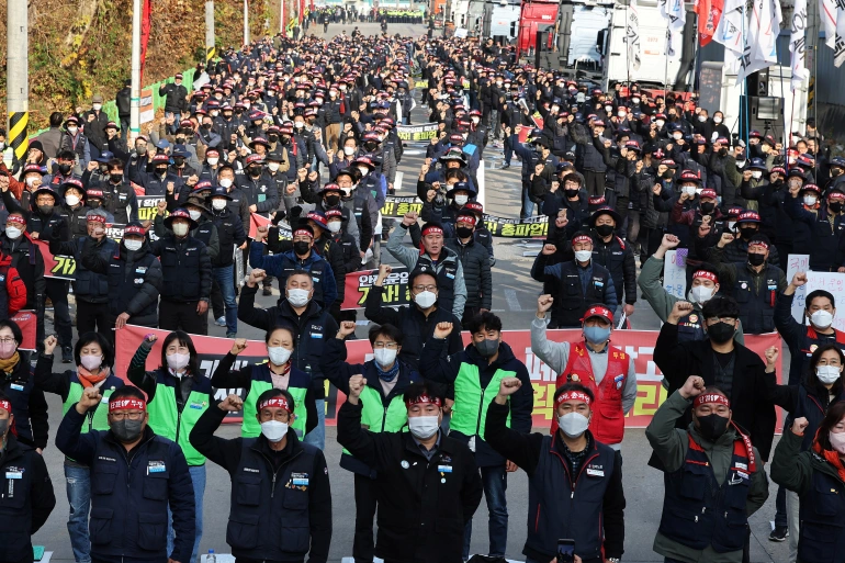 كوريا الجنوبية تجري أول محادثات مع سائقي الشاحنات المضربين يوم الاثنين